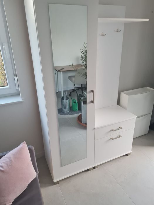 Garderoba biała używana.