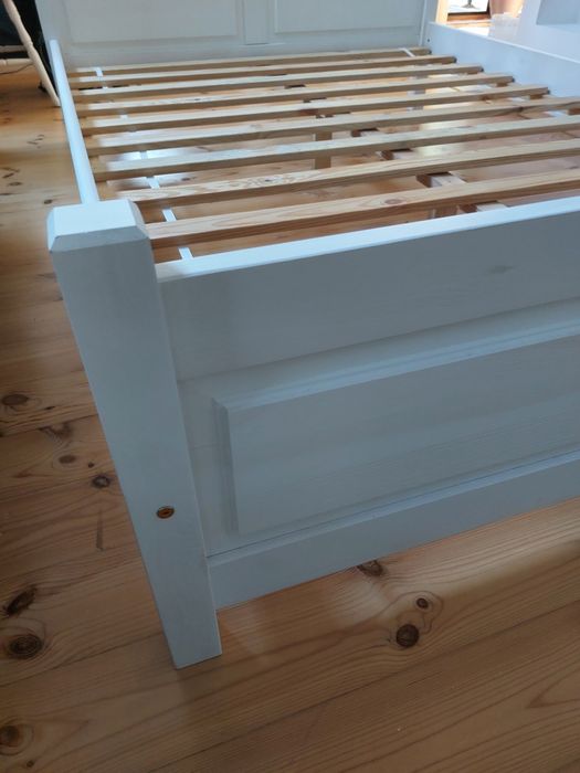 Drewniane białe solidne łóżko 140×200