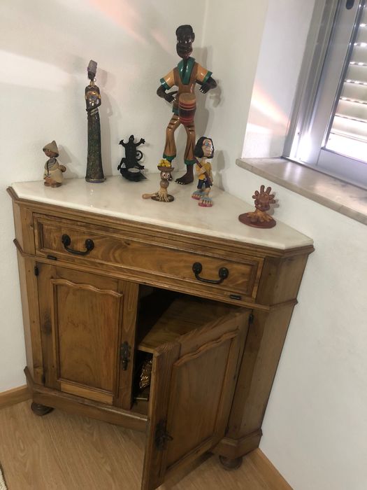 Armário de canto em madeira maciça