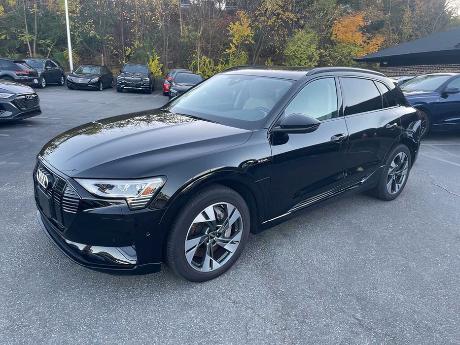 Audi e-tron      2023