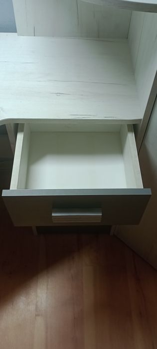 Łóżko piętrowe z biurkiem i narożną szafą