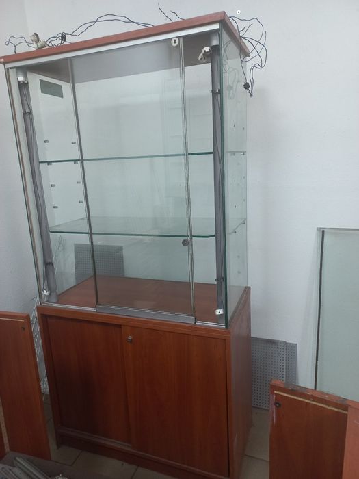 Продам стеллажи/витрины.