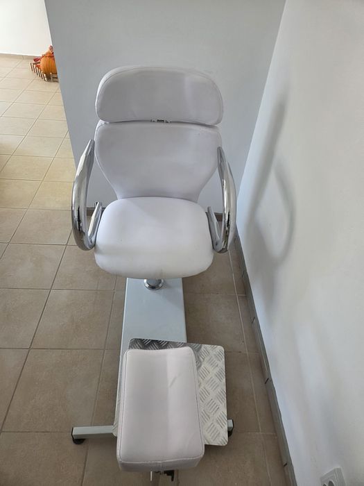 Fotel do pedicure – wygodny, stabilny, w dobrym stanie