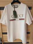 Klasyczna koszulka Gucci. Logo z przodu. Kolor kremowy Gucci.