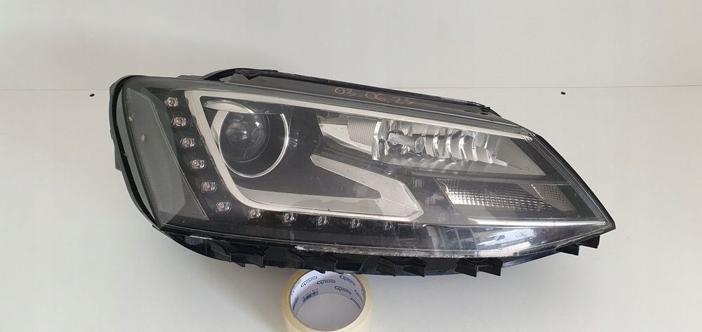 VW JETTA 5C7 LAMPA PRAWA PRZÓD XENON