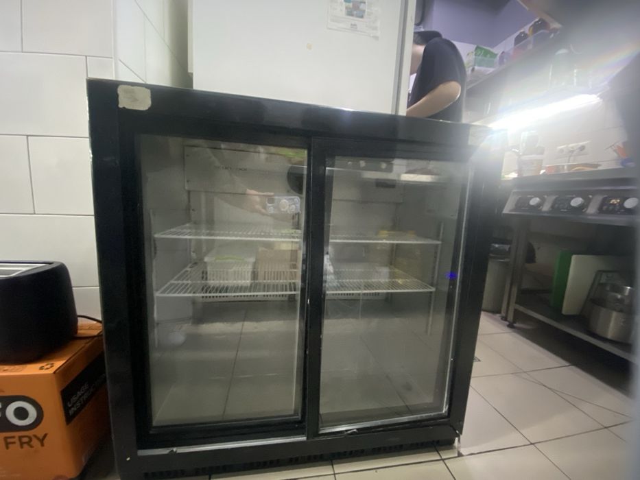 Холодильна вітрина