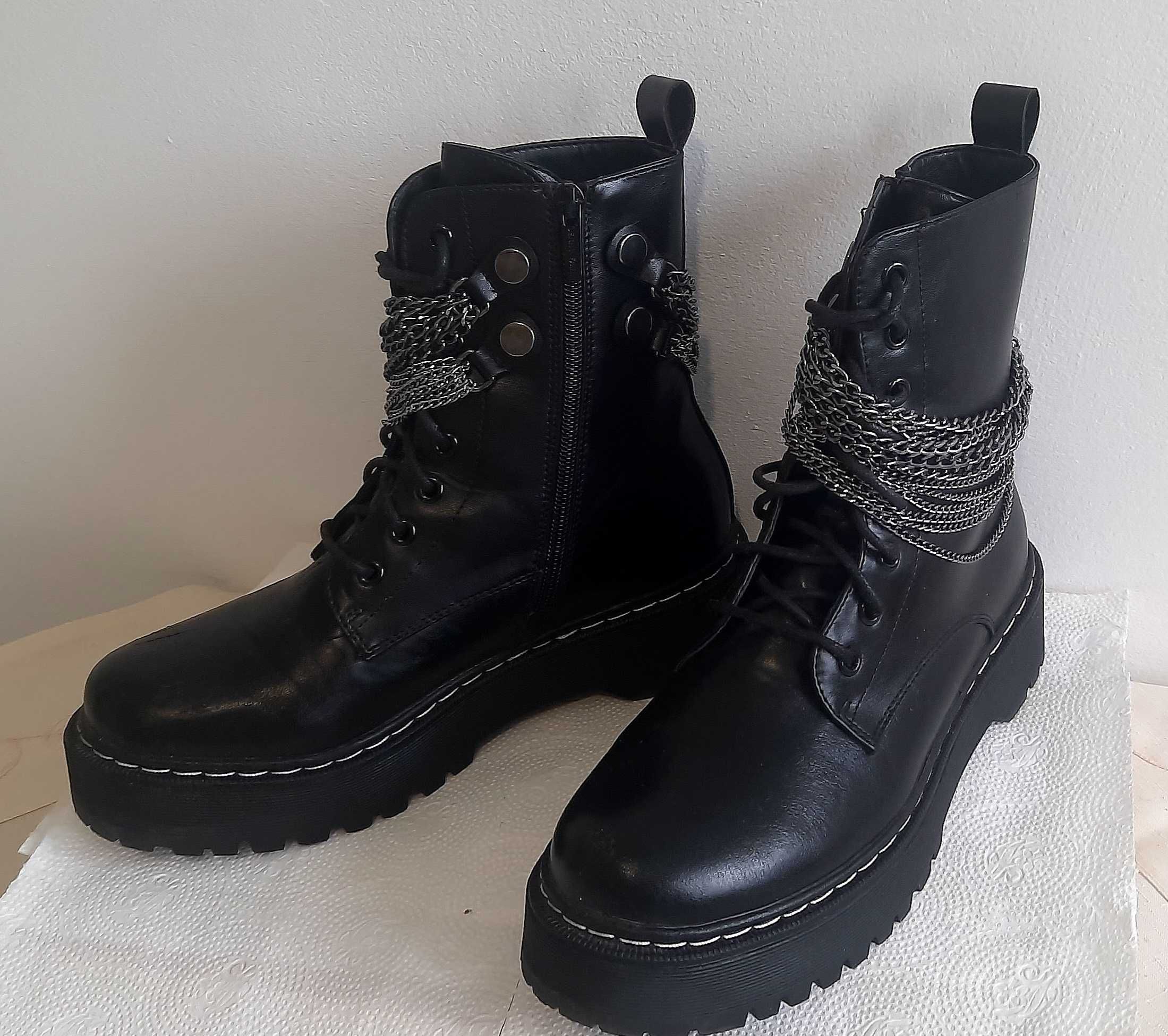 Buty damskie, czarne trapery z ozdobnymi łańcuszkami r.40