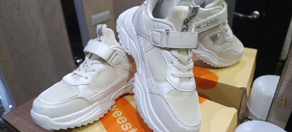 Продам кроссівки для дівчаток