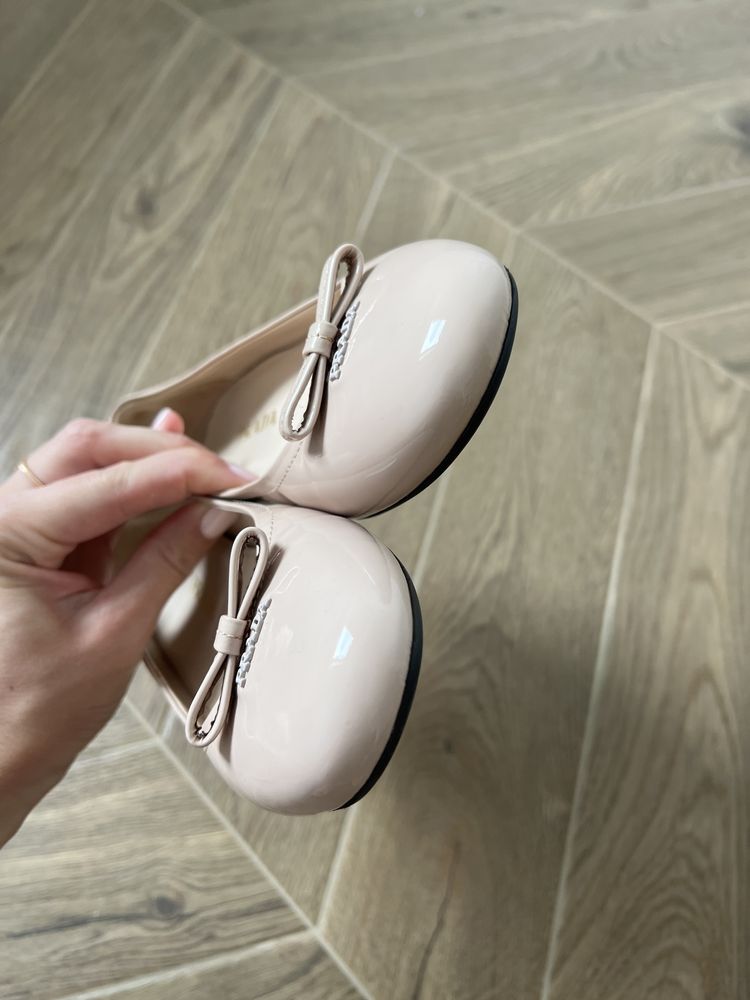 Prada оригінал Італія нюдові лаковані балетки туфлі