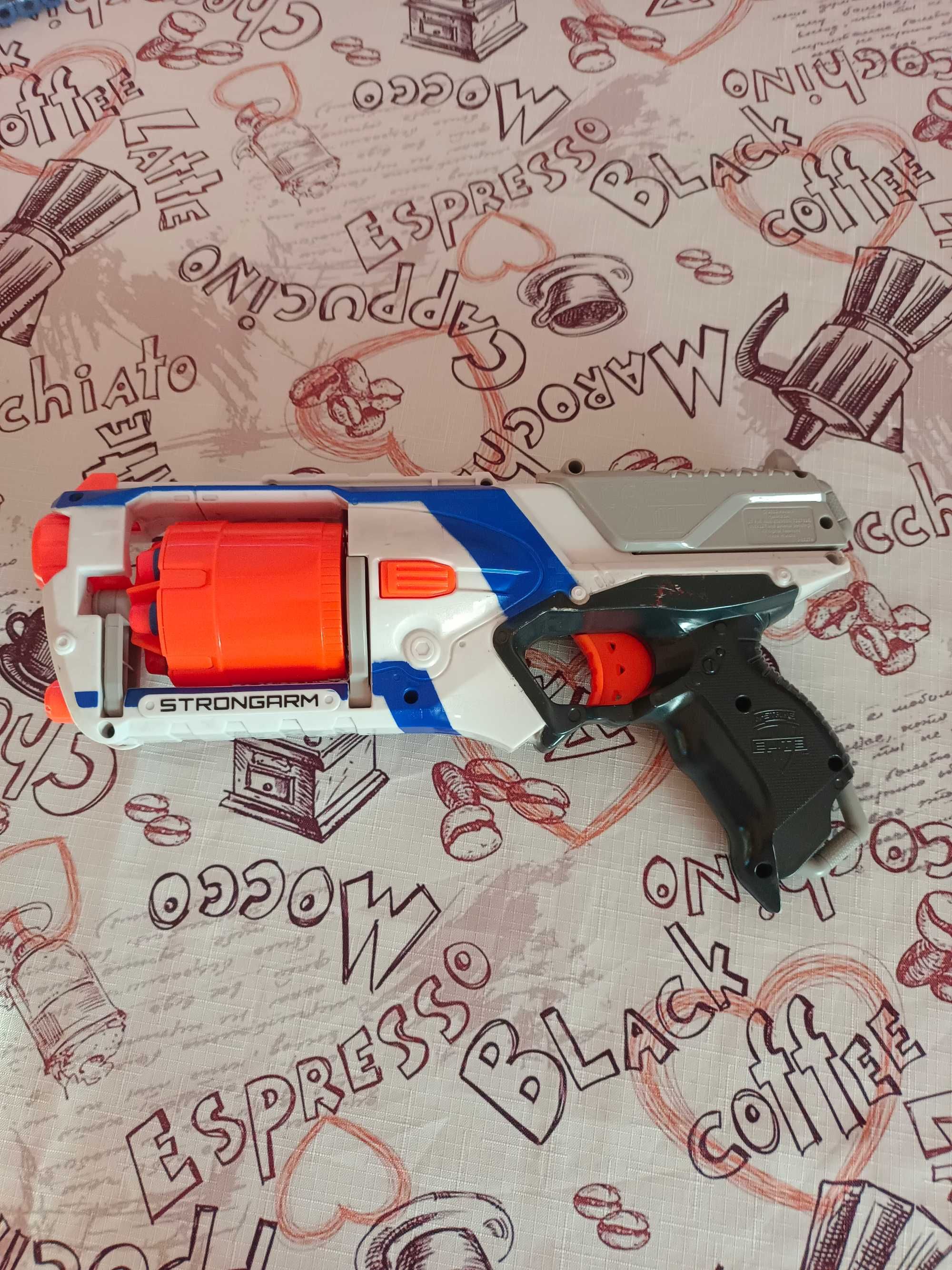 Pistolet nerf strongarm.