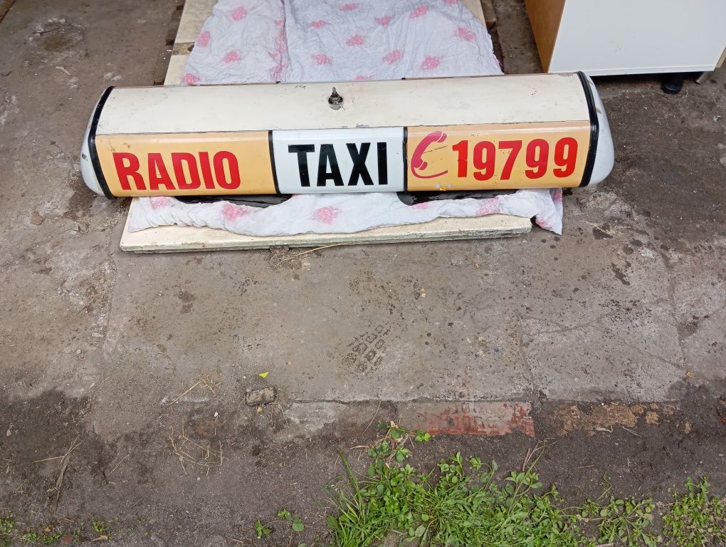 Stary kogut na Taksi