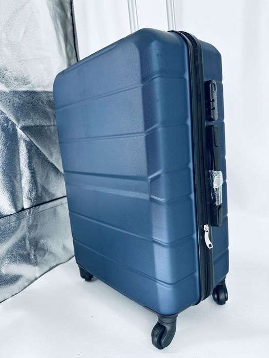 Nowa średnia walizka abs/ walizki