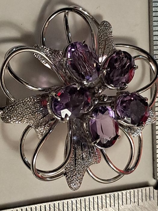 Брошка з камінням