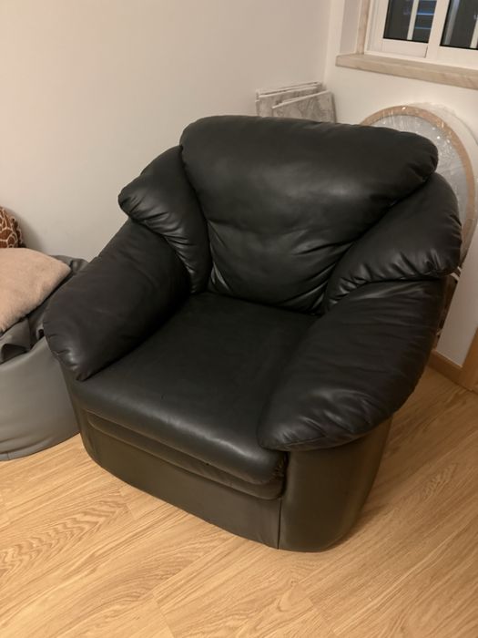 Sofá Poltrona pele em Bom estado