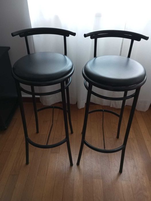 Vendo bar com arrumação no interior, prateleiras e bancos