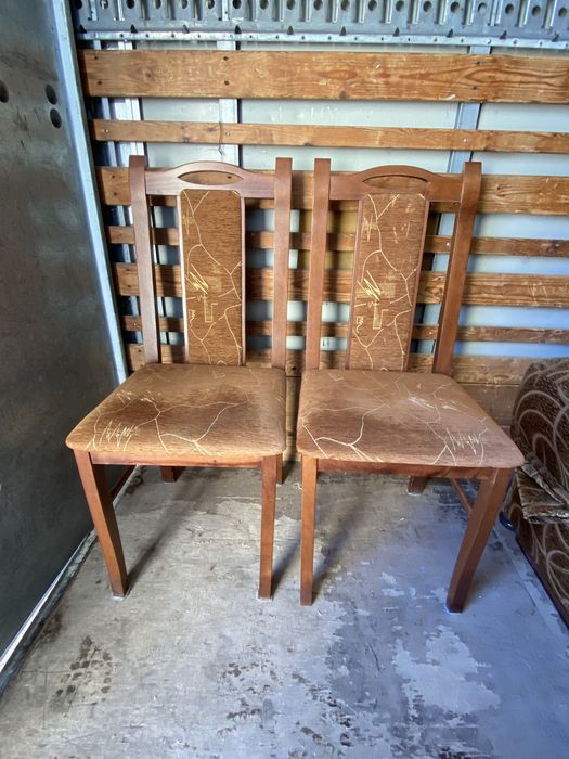 Dwa stare drewniane krzesła