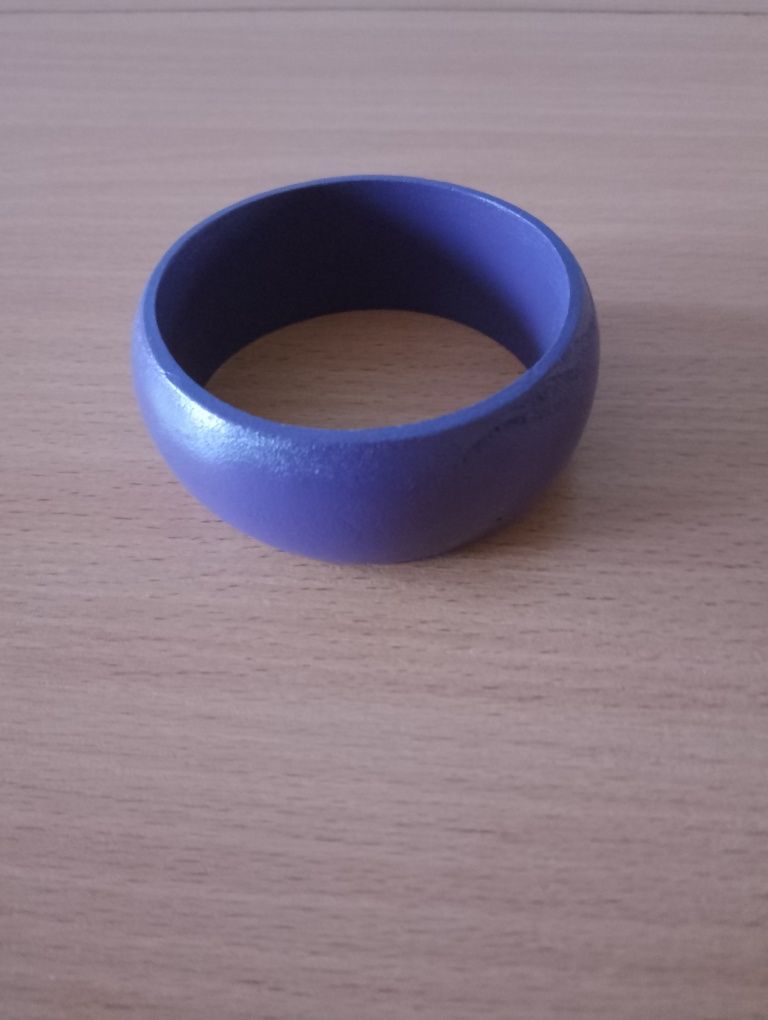 BRANSOLETKA fioletowa typu bangle, drewniana, okrągła, sztywna śr. 7 c