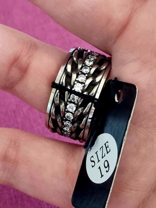 Anel prateado, em aço, com zirconias. Anti-stress. T19