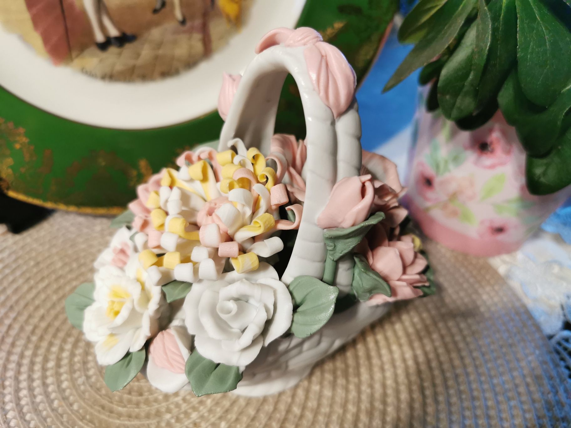 Porcelanowy koszyczek kwiaty