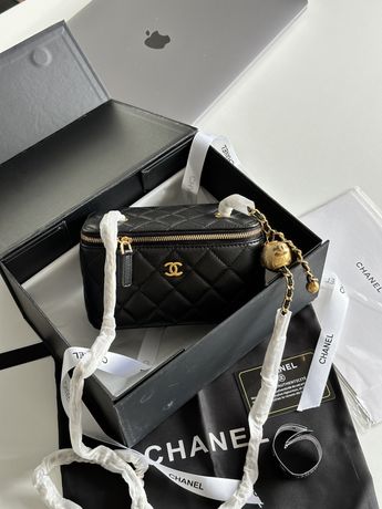 Сумка в стилі Chanel Classic Black Lambskin Pearl Crush Vanity Bag