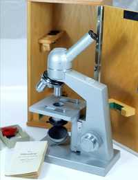 Microscópio da Hertel & Reuss Kassel.