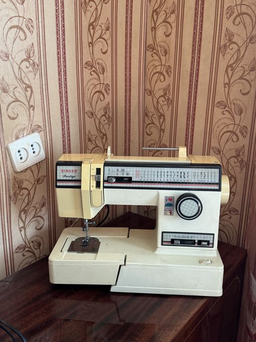 Швейная машинка оверлок Singer