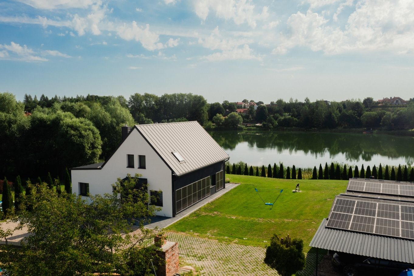 VILLA MONSTER dom nad jeziorem