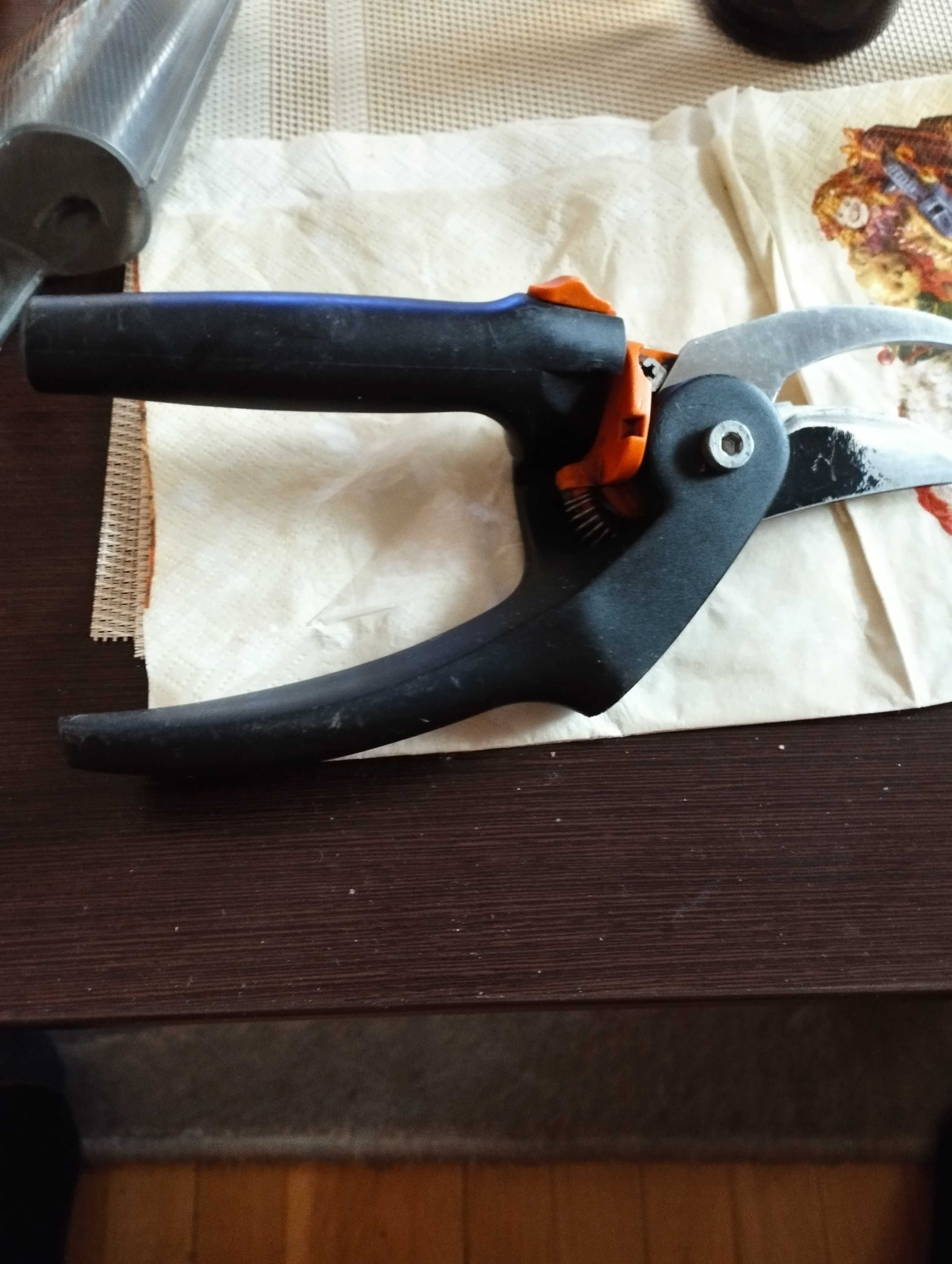 Sekator fiskars P94