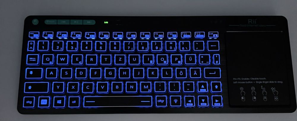 bezprzewodowa klawiatura z dużym touchpadem