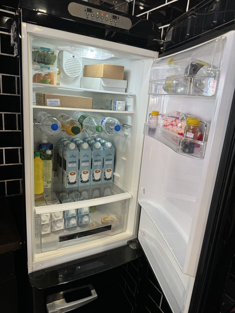 Холодильник SMEG в чорному кольорі