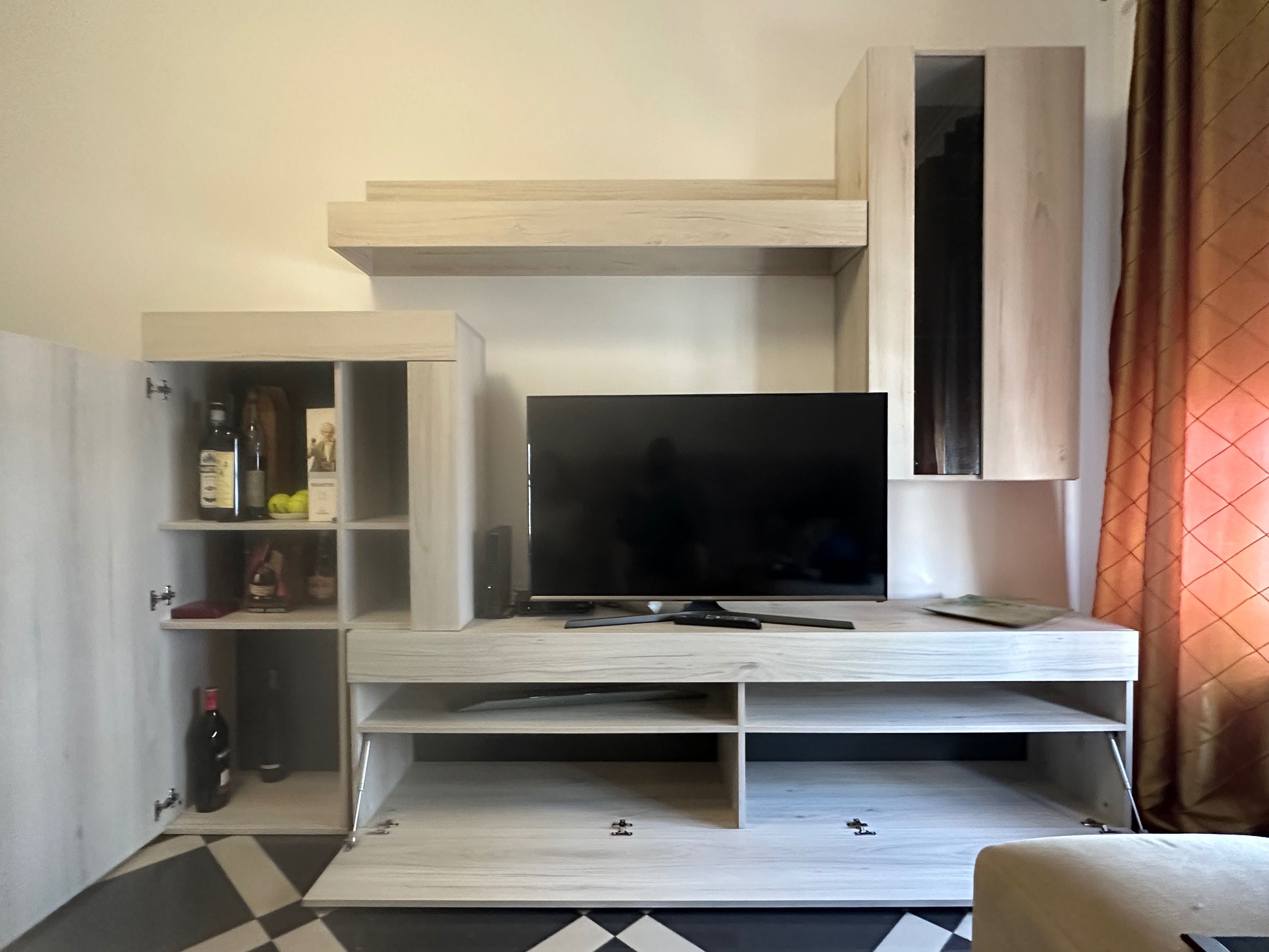 Estante de sala usada como nova