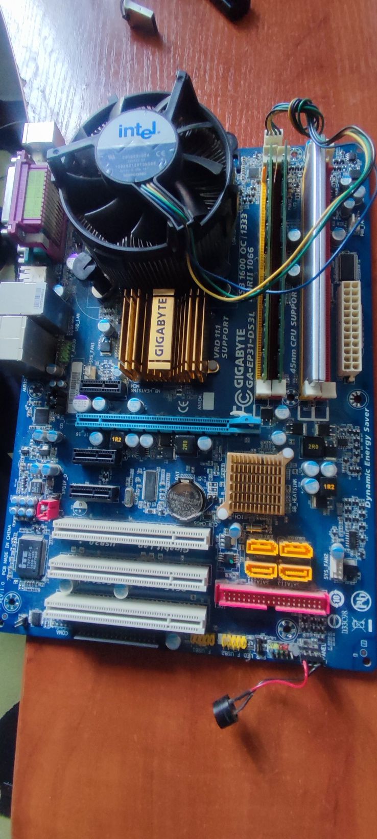 Материнська плата  gigabyte GA-EP31-DS3L для 4-х ядерних cpu 775 сокет