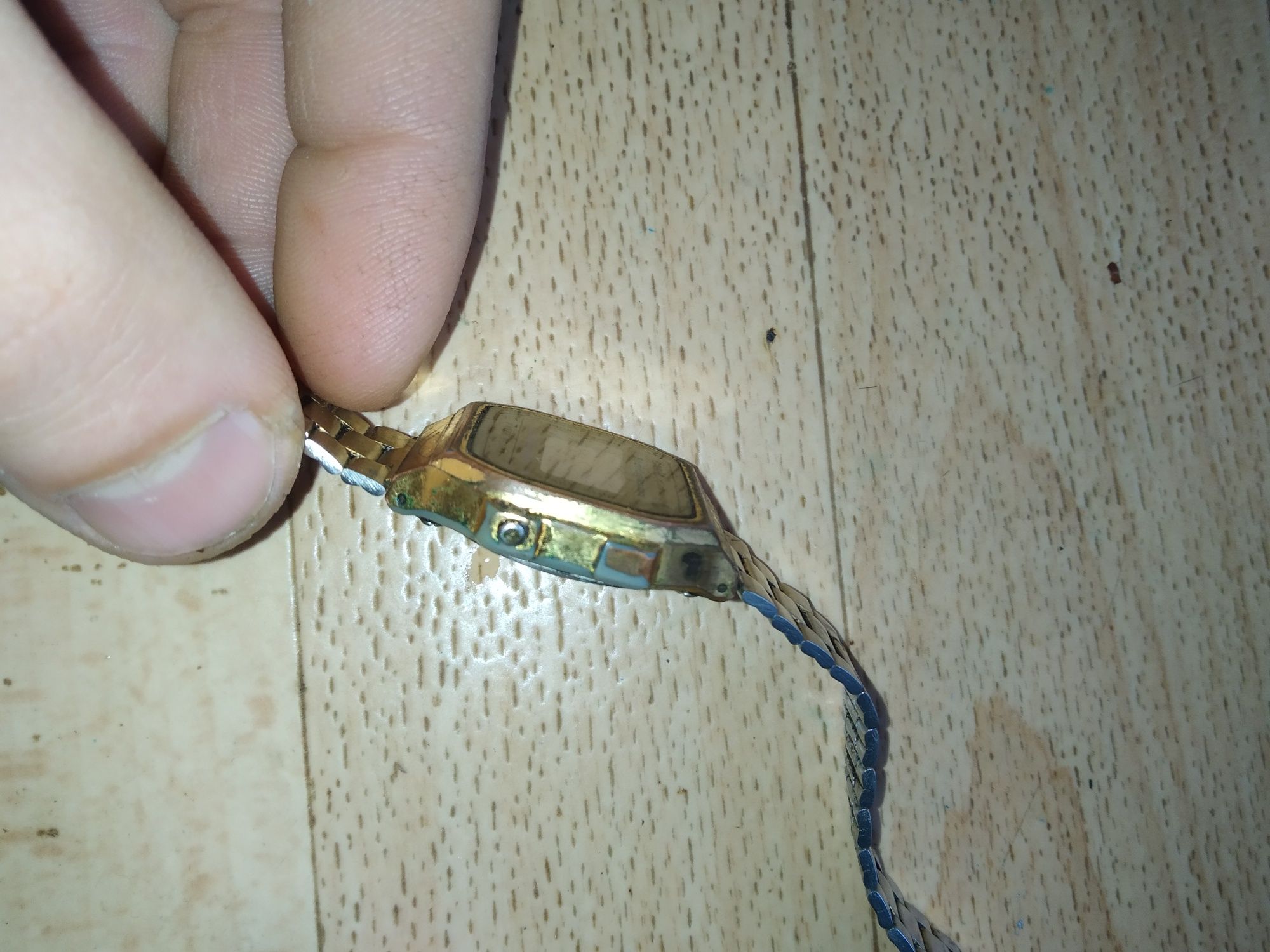 Часы Casio, влагозащита, подсветка, питание от заменяемой б