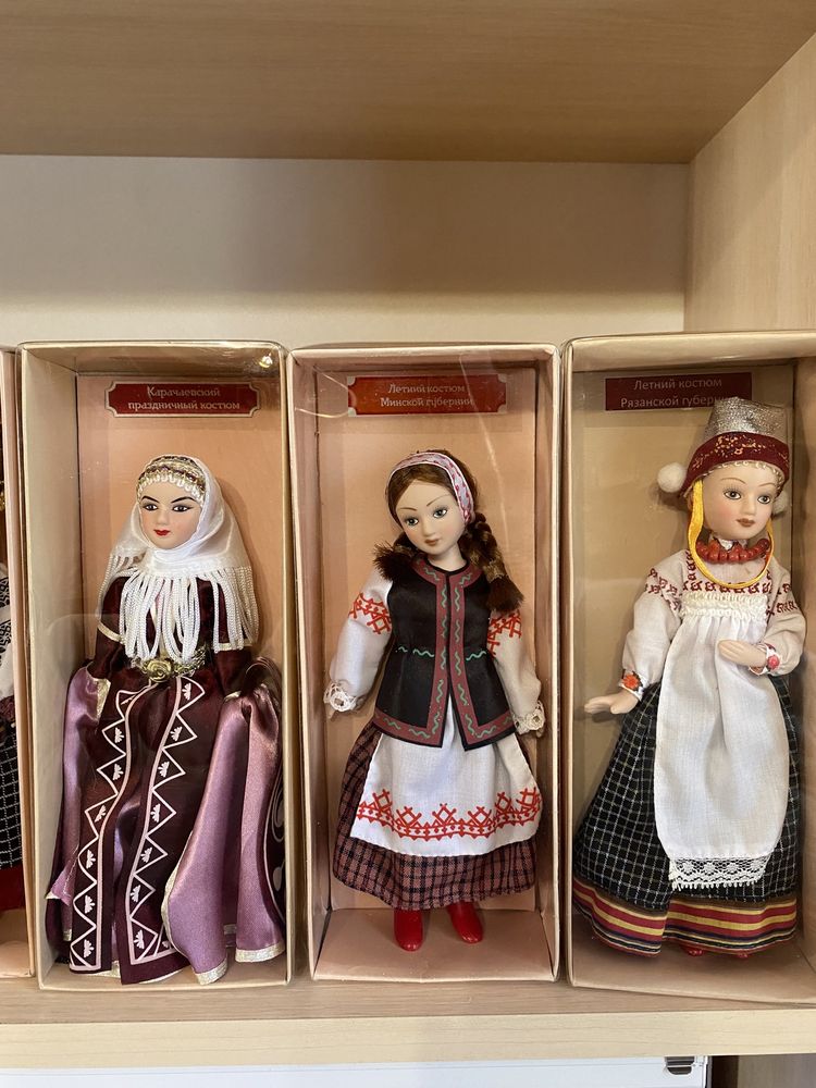 Куклы в народных костюмах, фарфоровые