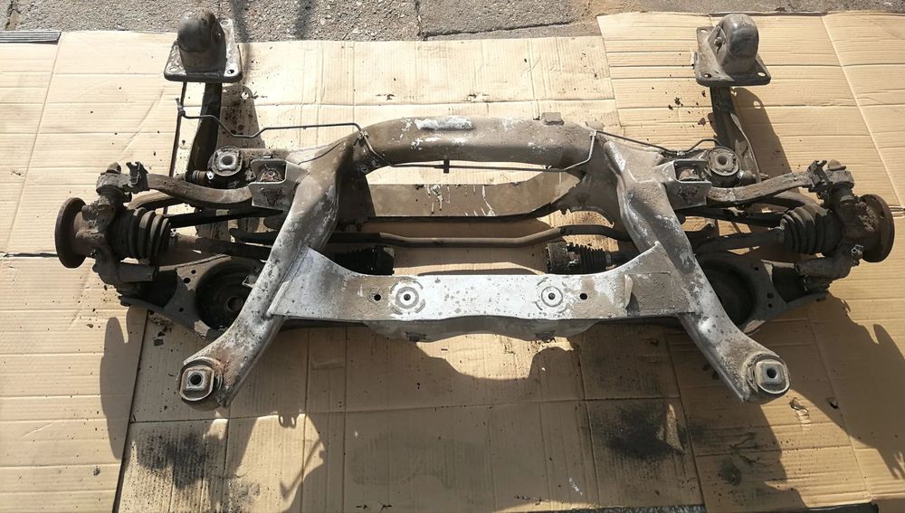 Audi A3 8P quattro wózek belka zawieszenia tył