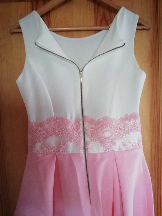 Sukienka damska zdobiona wstawkami haftowanymi