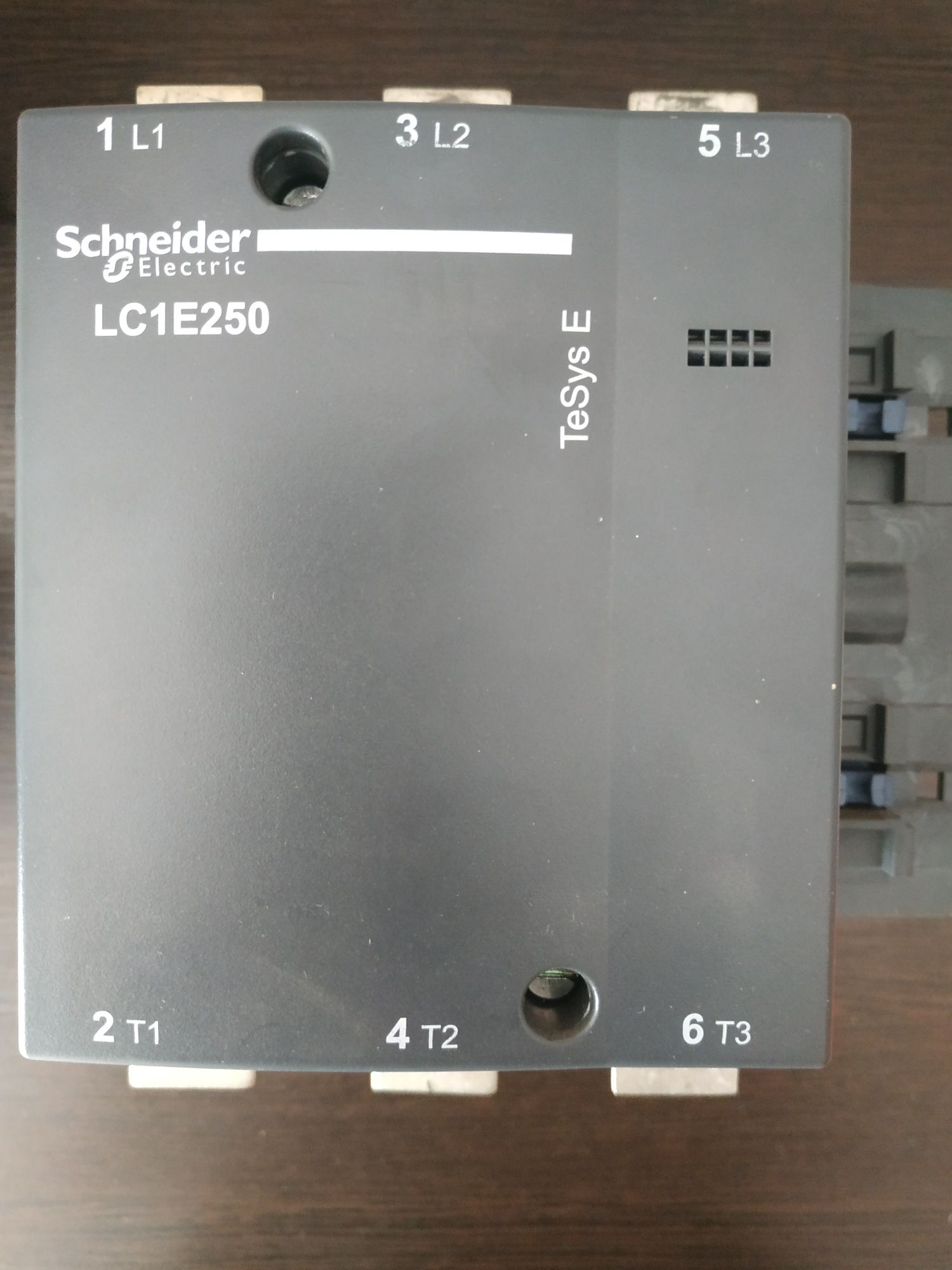 Контактор Schneider Electric LCIE 250 TeSysE.