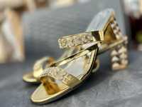 Sandália de salto dourado