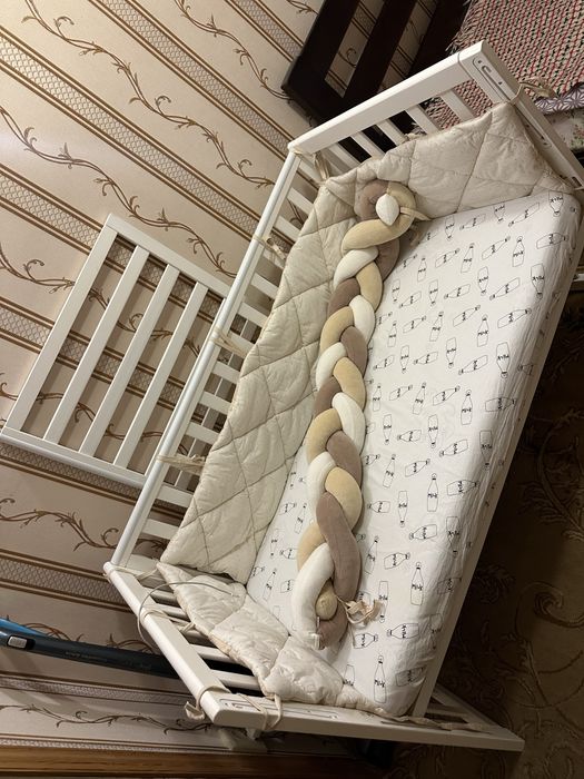 Дитяче ліжечко з маятником