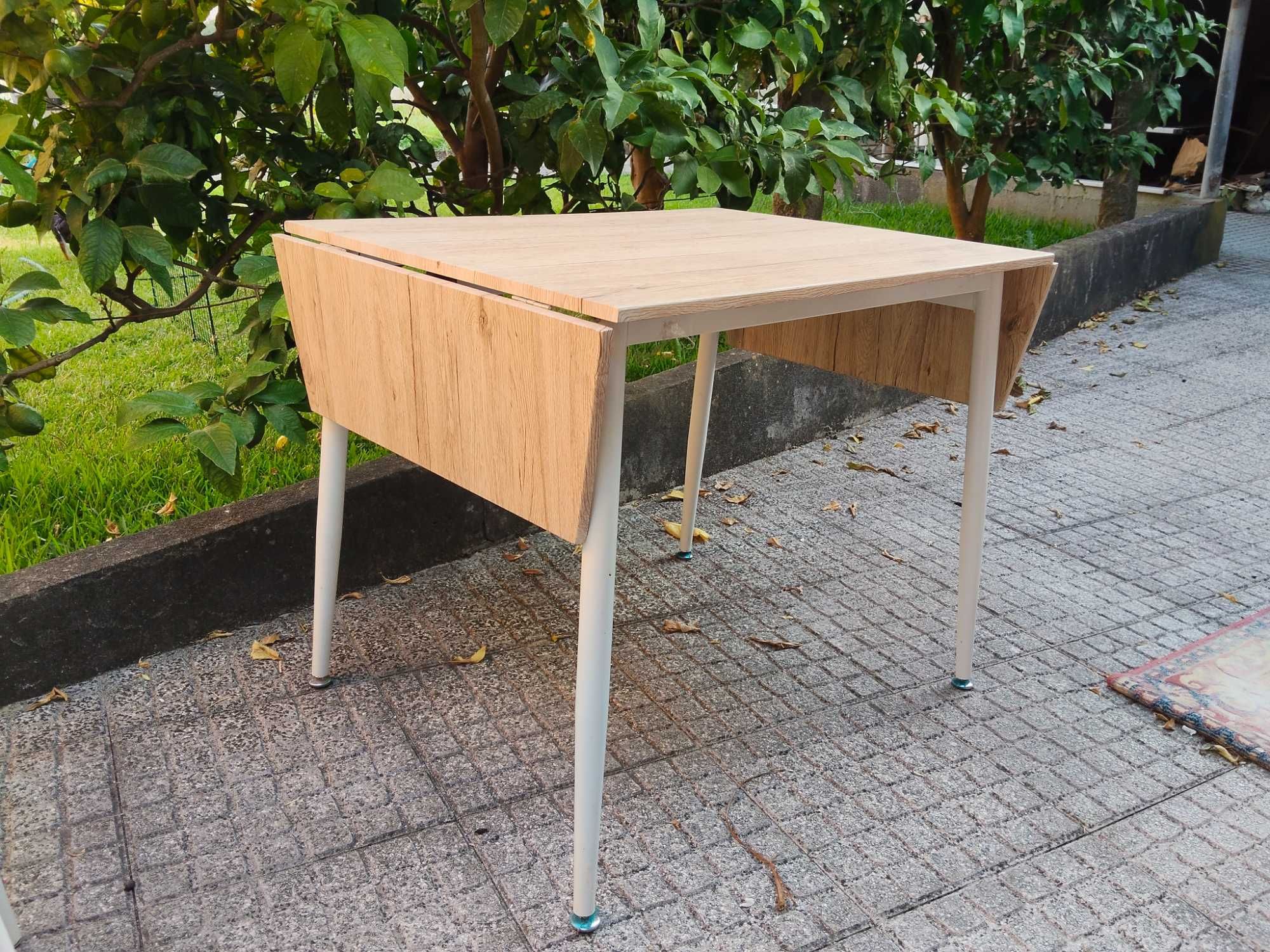Vendo mesa cozinha extensível com 4 cadeiras