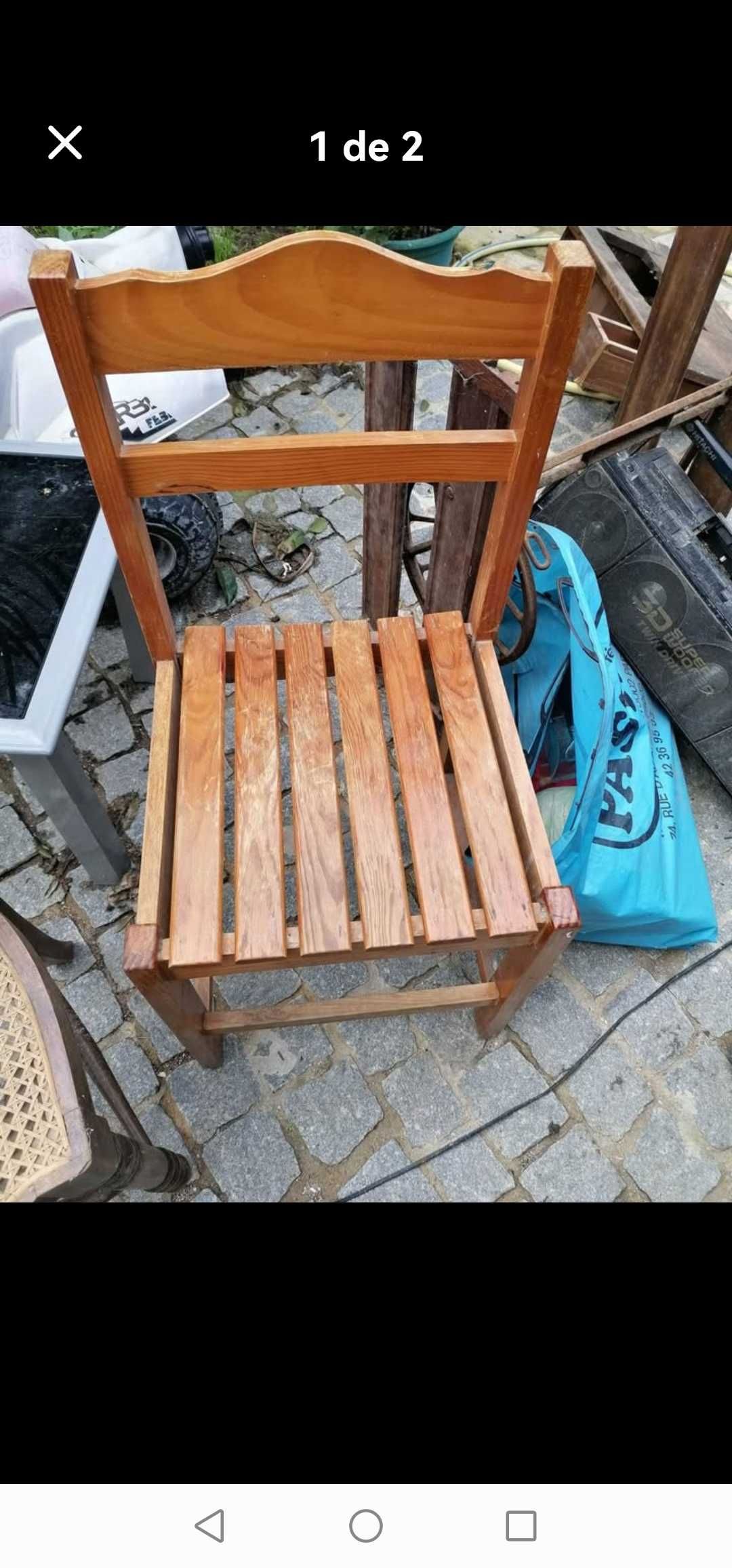 Mesa quadrada com 4 cadeiras.