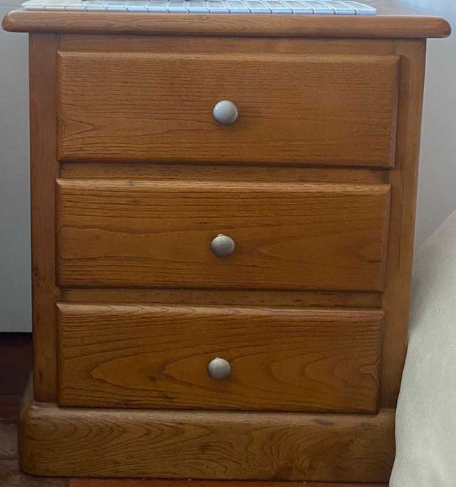 Cómoda com espelho e mesas de cabeceira usados em bom estado!