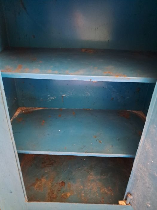 Сейф металлический.