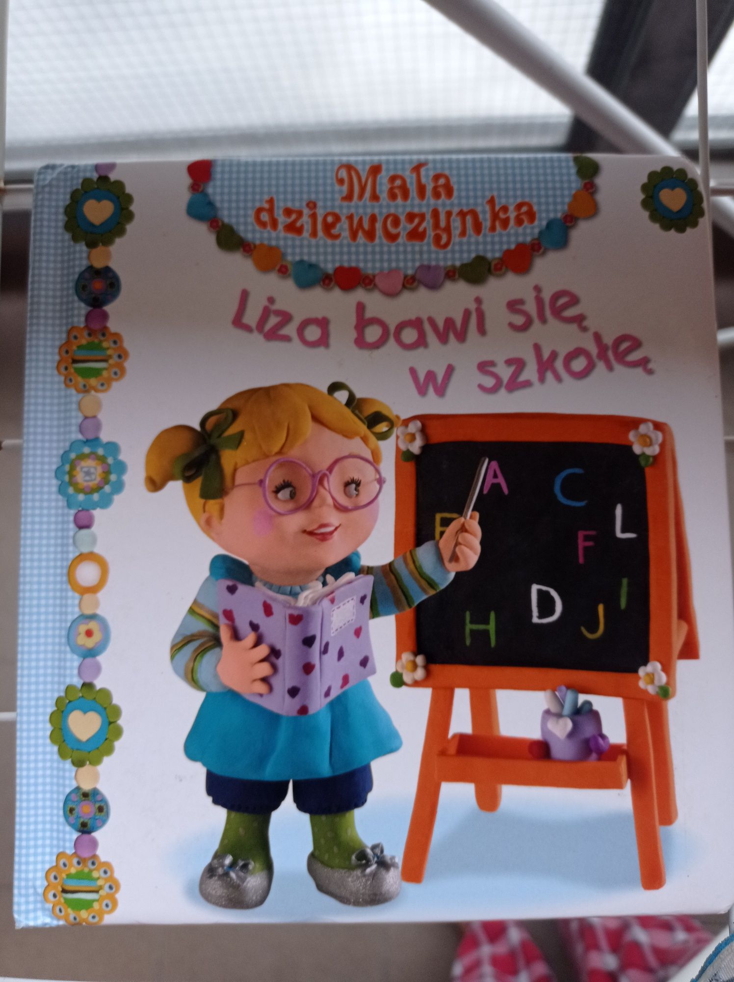 Książka Mała dziewczynka Liza bawi się w szkole