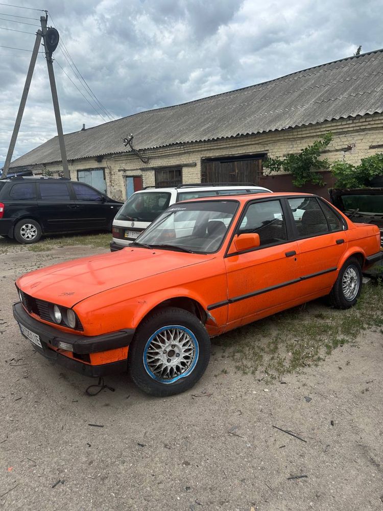 Помаранчева  bmw E30 324TD