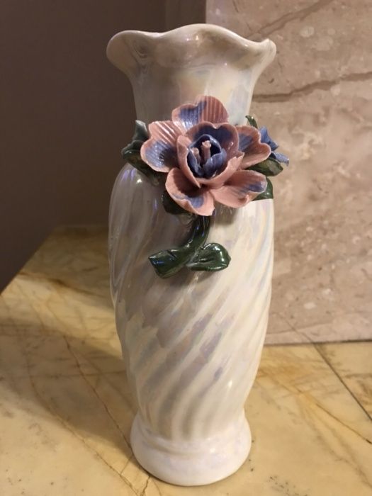 OKAZJA! Śliczny wazon wazonik biały opalizujący z kwiatem stan idealny