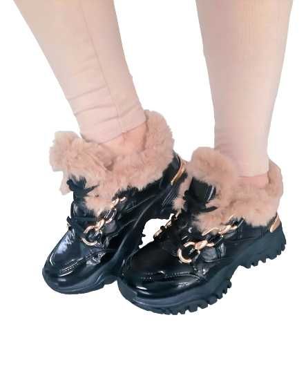 Adidasy czarne lakierowane z futerkiem 37 -23,5 cm