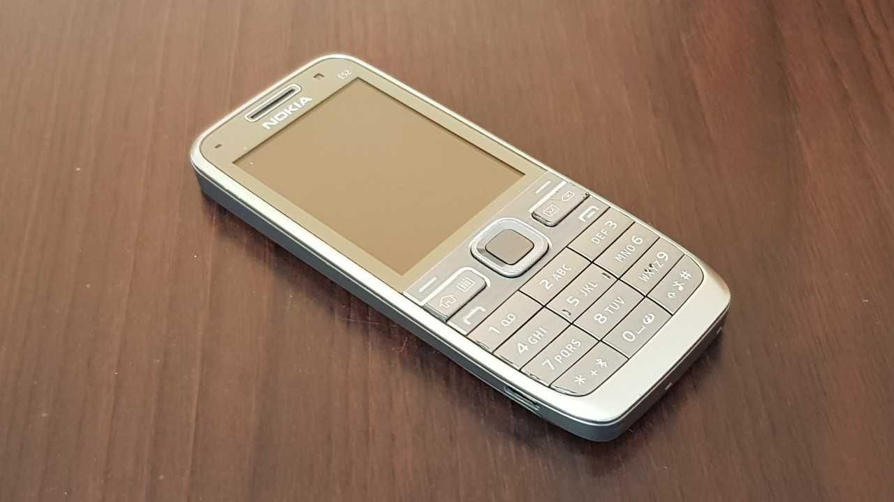 NOKIA E52 Telefon GSM 3G Symbian WLAN GPS Retro