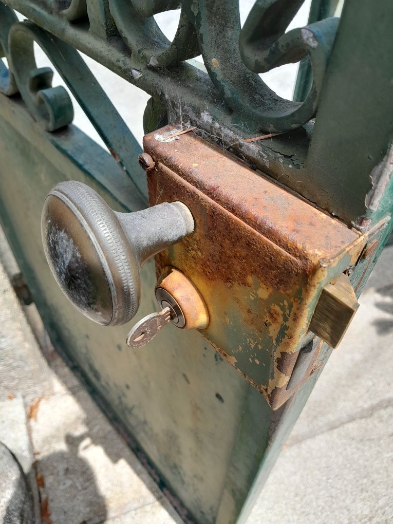 Vende-se portão em ferro