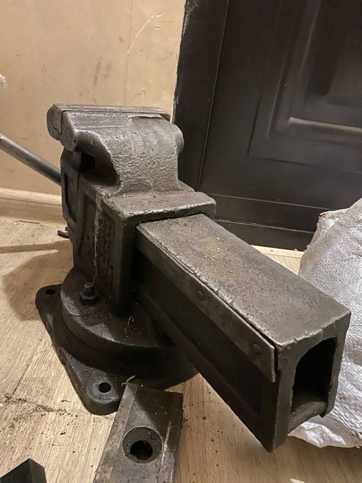 Тіски лещата слюсарні 140мм губки з поворотом